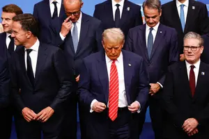 Дональд Трамп з європейськими лідерами під час саміту НАТО в Гаазі в червні
