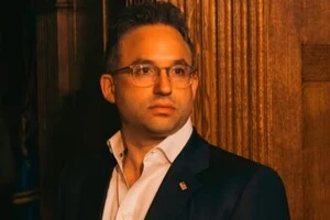 Грюнбаум має юридичну освіту, ступінь MBA та є членом колегії адвокатів штату Нью-Йорк