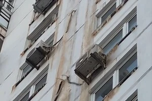 Замерзла вода на фасаді будинки