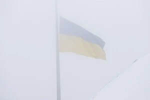 Висота флагштока становить майже 90 метрів, його вага – 32 тонни