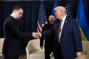 Українці створили десятки жартівливих дописів про фото рукостискання Трампа та Буданова 