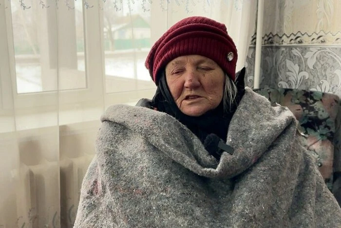 Із Добропілля евакуювали жінку, яка три тижні прожила у холодній хаті без їжі та води