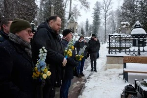 Стефанчук поклав квіти до могил колег 