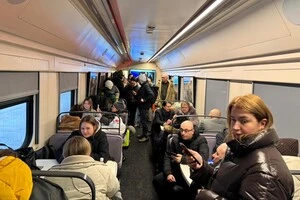 У вагонах встановлені пристрої для підзарядки гаджетів, а відвідувачів у теплій атмосфері пригощають гарячим чаєм