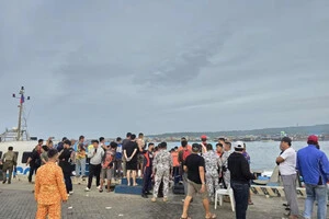 В порту Ісабела-Сіті в Басілані, Філіппіни, тривають рятувальні операці