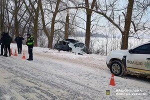 ісля зіткнення Renault з’їхав у кювет і врізався в дерево
