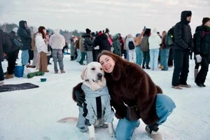 Дівчина з домашнім улюбленцем на Київському морі, січень 2026 року