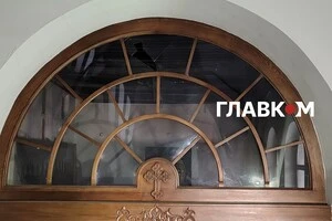 Скло на вході до дальніх печер Києво-Печерської лаври в аварійному стані і може випасти будь-якої миті