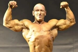 Андреа Лоріні працював інструктором у тренажерному залі та брав участь у чемпіонатах з бодібілдингу