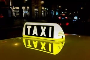 Компанії Bolt та Uklon отримали дозвіл працювати цілодобово у Києві