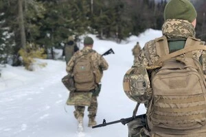 Сильні сторони України включають боєздатність армії, особовий склад, військову техніку та розвинену залізничну мережу