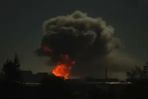 Кривий Ріг: російський дрон влучив у багатоповерхівку, спалахнула пожежа