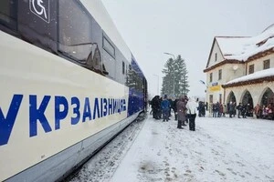 Одне з дерев впало на пасажирський вагон поїзда №127/128 Запоріжжя-Львів