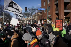 58% респондентів заявили, що агенти Імміграційної та митної служби США (ICE) зайшли надто далеко у своїх діях