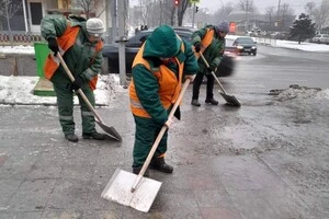 У боротьбі з ожеледицею задіяні 410 працівників у складі 61 бригади «Київавтодору» з ручного прибирання