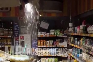 Вода зі стелі заливає лсвітлювальні прибори та стелажі з продуктами