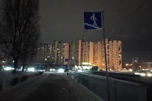 На фото одного з мешканців будинку на Ревуцького видно, що частина будинку без світла, коли в інших воно є