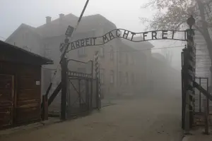 «Праця робить вільним» – нацистське гасло над брамою концтабору Аушвіц-Біркенау. 27 січня 1945 року війська 1-го Українського фронту звільнили цей один із найбільших нацистських таборів смерті