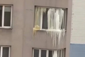 Після комунальної аварії на вікнах кількох поверхів будинку намерз лід