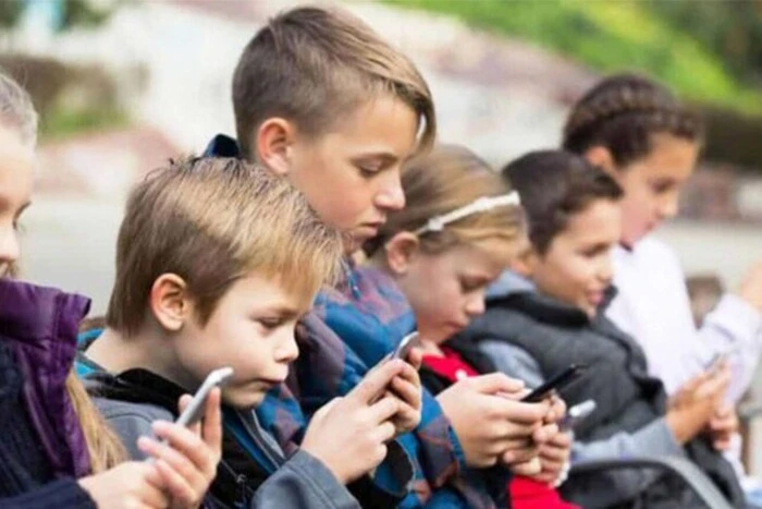 Нижня палата парламенту Франції підтримала заборону соцмереж для дітей до 15 років