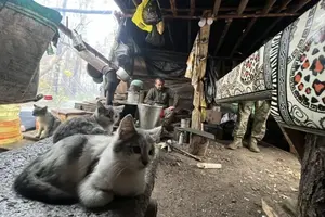 На позициях бойцам часто не хватает воды, ее доставляют дронами