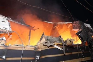 Зруйнований вагон пасажирського потяга на Харківщині після удару ворога