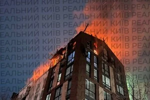 В одному з районів Києва російський безпілотник вдарив по житловій багатоповерховій будівлі