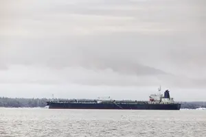 Понад 140 млн барелів російської нафти застрягли на танкерах