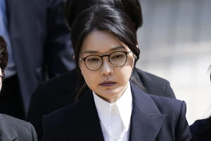 Суд визнав колишню першу леді Південної Кореї винною у корупції