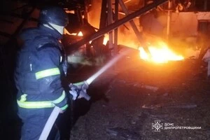 У Павлоградському районі виникло займання на території фермерського господарства