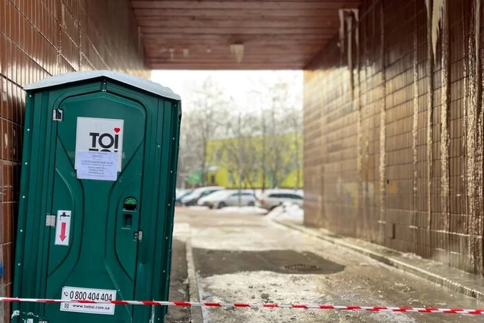 Комунальна катастрофа у Голосієві: каналізація замерзла, у ваннах плавають фекалії