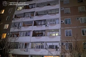 Внаслідок атаки у будинку вибито вікна та пошкоджено балкони