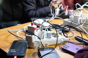 Підзарядити телефон вночі та купити продукти тепер можна у низці супермаркетів у Деснянському районі 