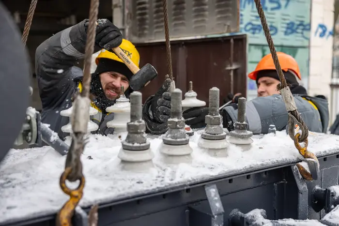 «Людей без світла ми не залишимо». Журналісти показали один день роботи енергетиків ДТЕК