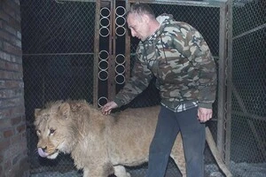 З 2018 року обвинувачений орендував нежитлові приміщення, які не пристосовані для утримання диких тварин