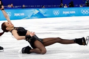 Девіс виступає у фігурному катанні у дуеті з Глібом Смолкіним