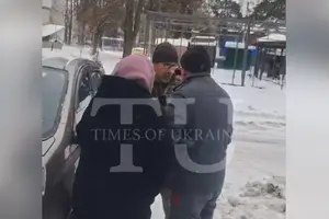 Виникла шарпанина, під час якої військовий вистрілив зі стартового пістолета, що мав при собі