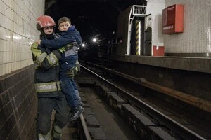 Деякі з поїздів вимушено здійснили зупинку у тунелях між станціями
