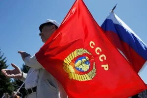 Суд відмовився карати чоловіка за радянський прапор 