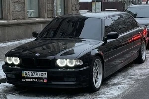 Пробіг незвичного лімузина складає 81 000 км і продавець стверджує, що автомобіль в ідеальному стані