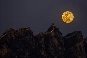 Світлі та темні ділянки Місяця можна побачити неозброєним оком