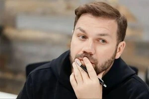 Дизайнер зазначив, що його бабуся пережила Другу світову війну та перебувала в концтаборі