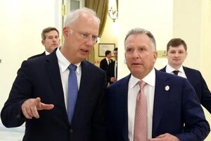 Російський посланець Кирило Дмитрієв (ліворуч) розмовляє з посланцем президента США Стівом Віткоффом