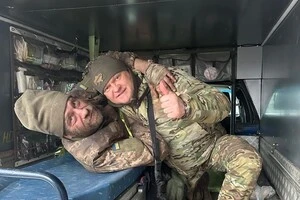 Полковник Павло Федосенко обійняв пораненого героя в точці евакуації.