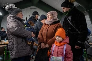 Кияни у пункті обігріву через критичну ситуацію у столиці 