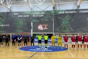 Гравець збірної Вірменії та «ЛКС» Артур Мелконян (п'ятий ліворуч) бере участь у вшануванні ліквідованого окупанта