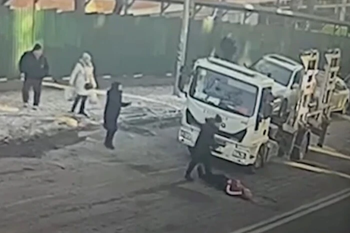 На Печерську водій-порушник побив водія евакуатора: подробиці та стан потерпілого