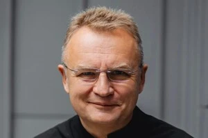 Мер Садовий двічі впав на вулиці через слизькі дороги