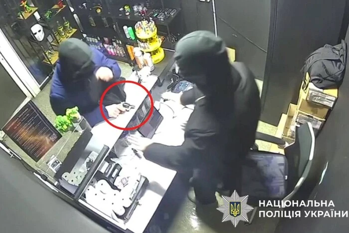 У Києві продавець і його спільник інсценували напад на тютюнову крамницю