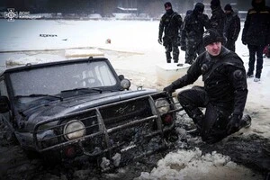 На Київському водосховищі авто з людьми провалилося під кригу